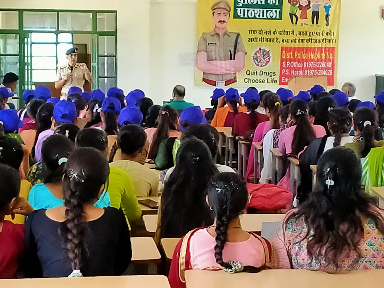 जागरूकता के उद्देश्य से हरोली के पंडोगा मे खड्ड कॉलेज मे थाना प्रभारी ने रखे अपने विचार